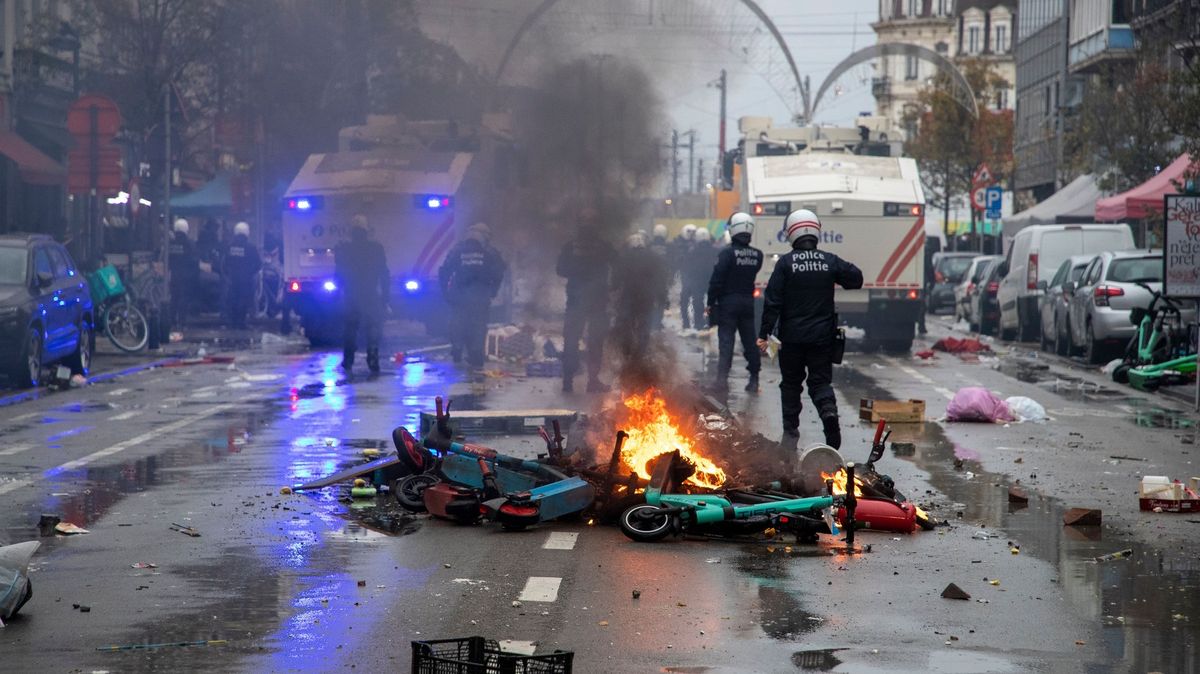 Hořící auta i koloběžky. Fotbalové výtržnosti v Bruselu po utkání v Kataru